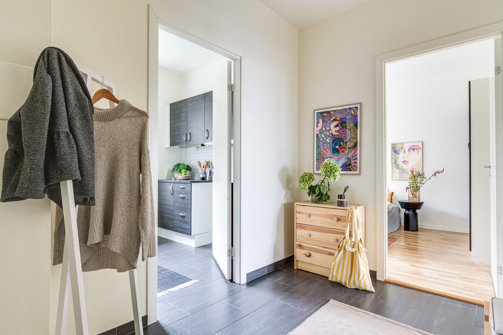 Entréen har plass til garderobeskap og oppheng til jakker og sko Galleribilde