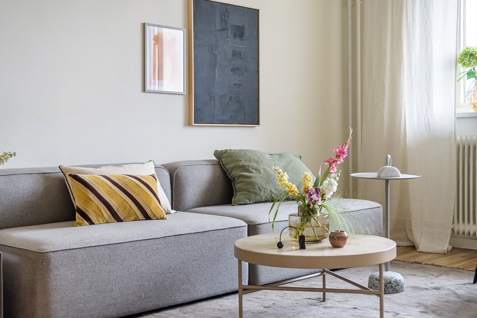 Stuen er malt i en lys farge med pent laminatgulv. Galleribilde