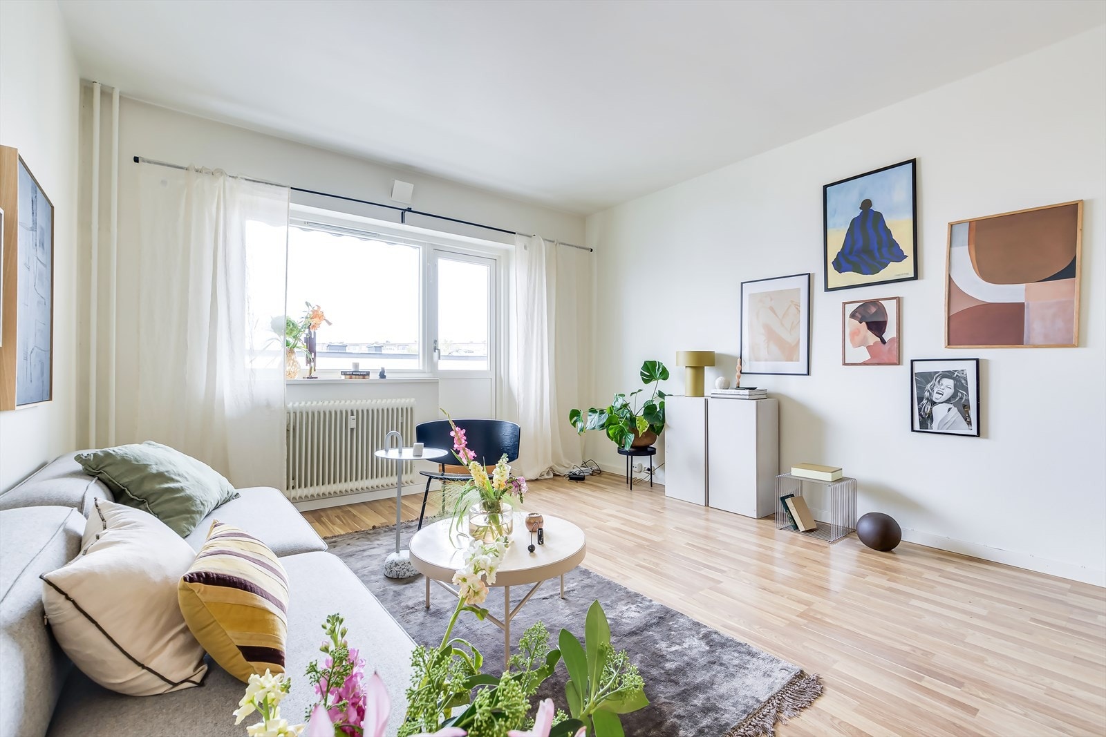 Boligen har en god takhøyde og store vindusflater som sørger for gode innvendige lysforhold Galleribilde