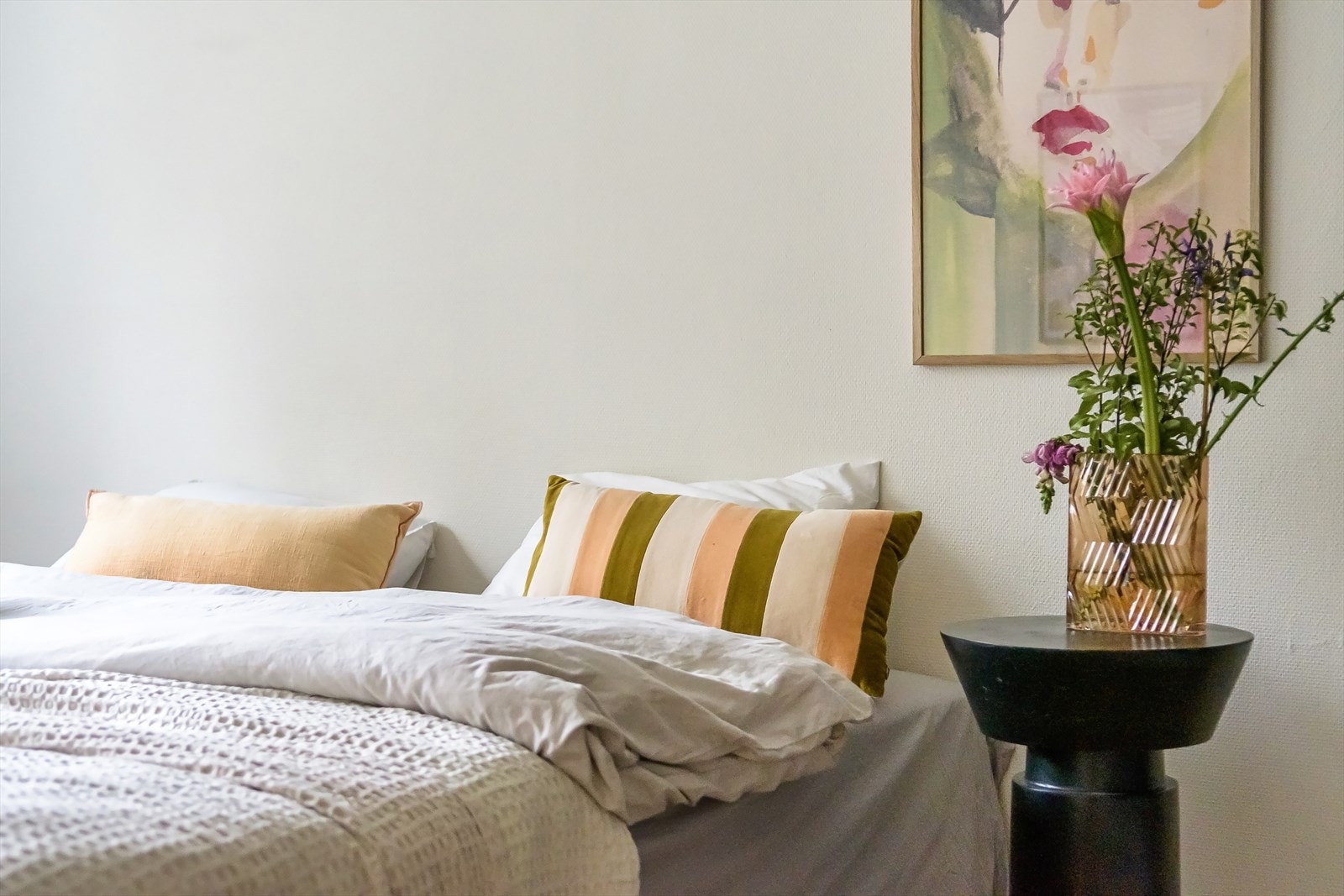 Soverommet har god plass til dobbeltseng, nattbord på begge sider og pult. Galleribilde