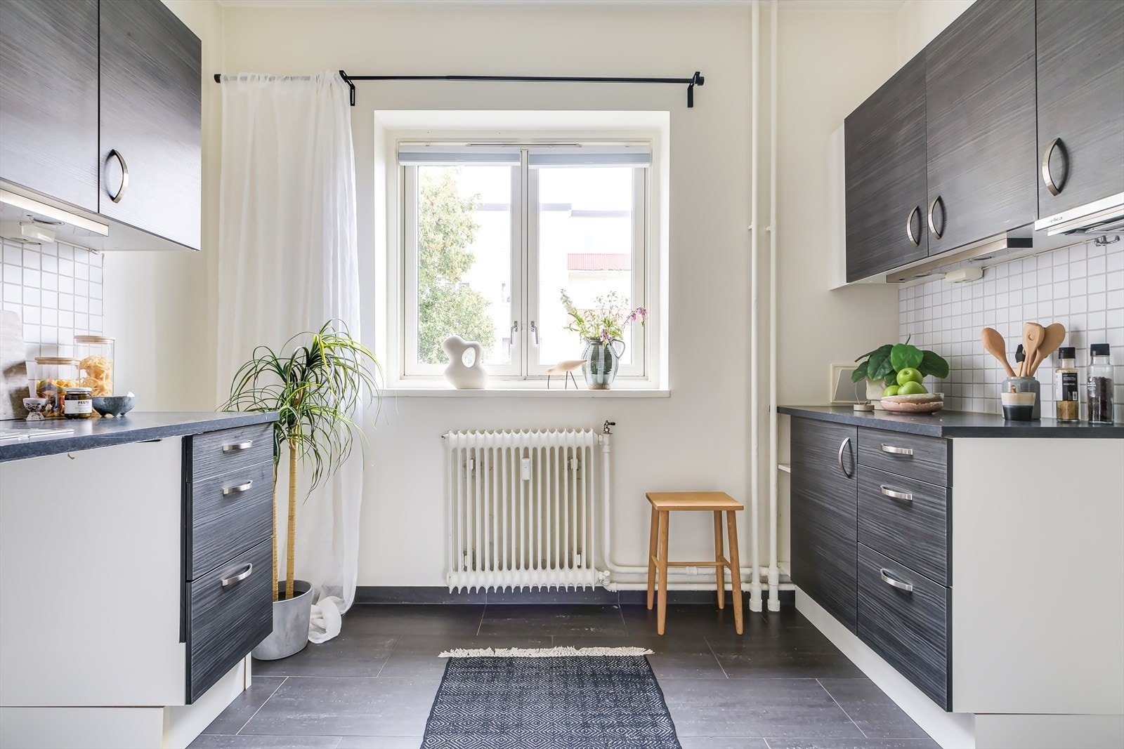 Romslig kjøkken med stilfulle skapfronter og god benkeplass, som gir rom for både matlaging og oppbevaring. Galleribilde