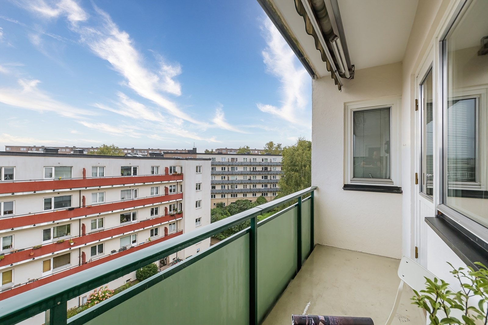 Luftig balkong med fin utsikt over nabolaget, perfekt for å nyte rolige dager utendørs. Galleribilde