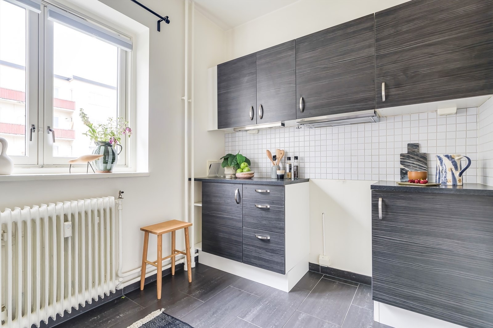 Godt med skap- og benkeplass på kjøkkenet. Galleribilde