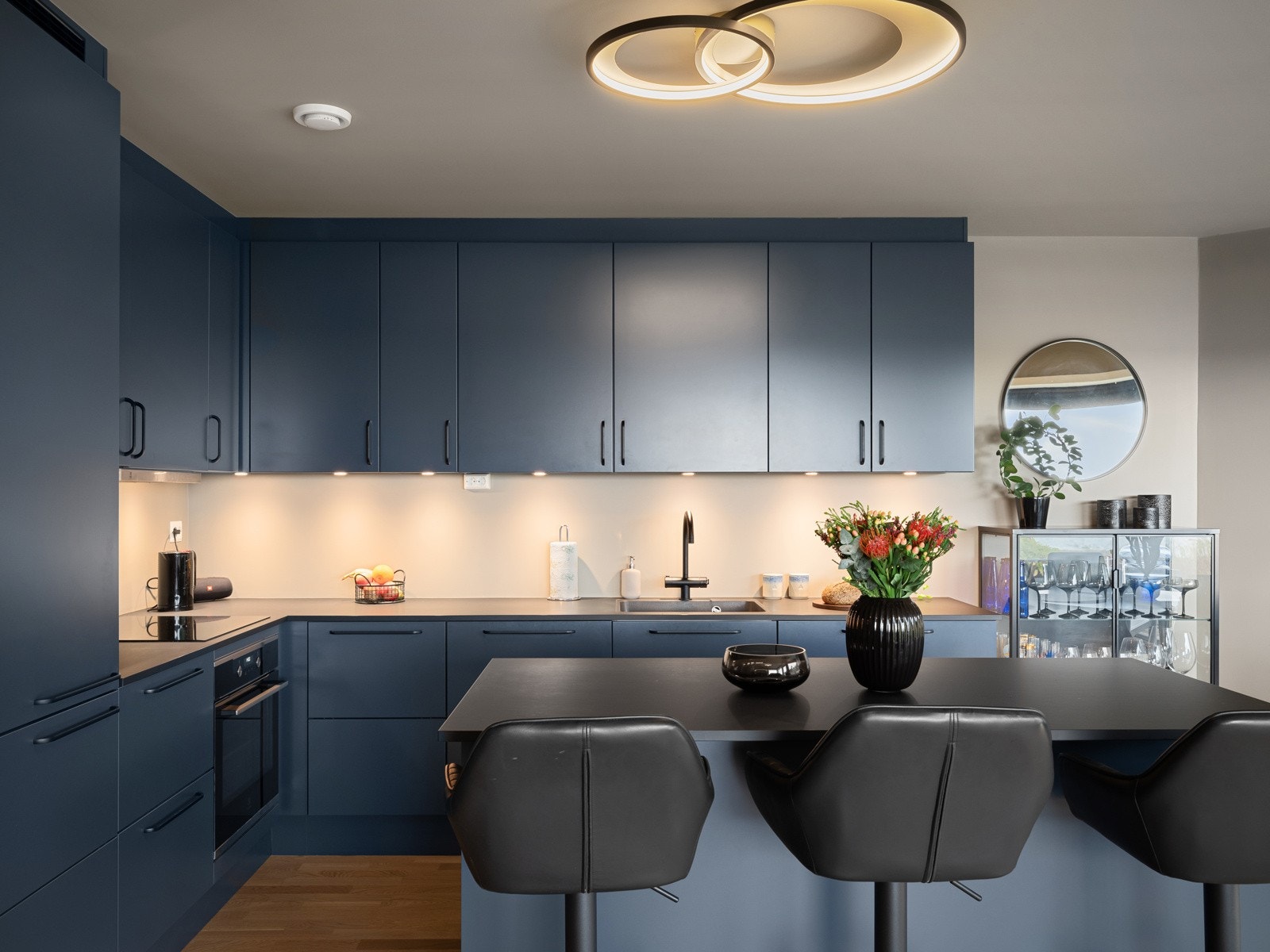 Lekker innredning i mørkere toner Galleribilde