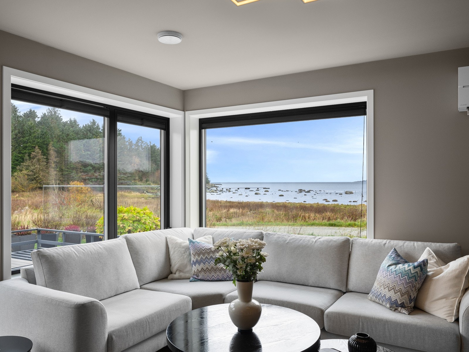 Også fra denne stuen har du nydelig havutsikt Galleribilde