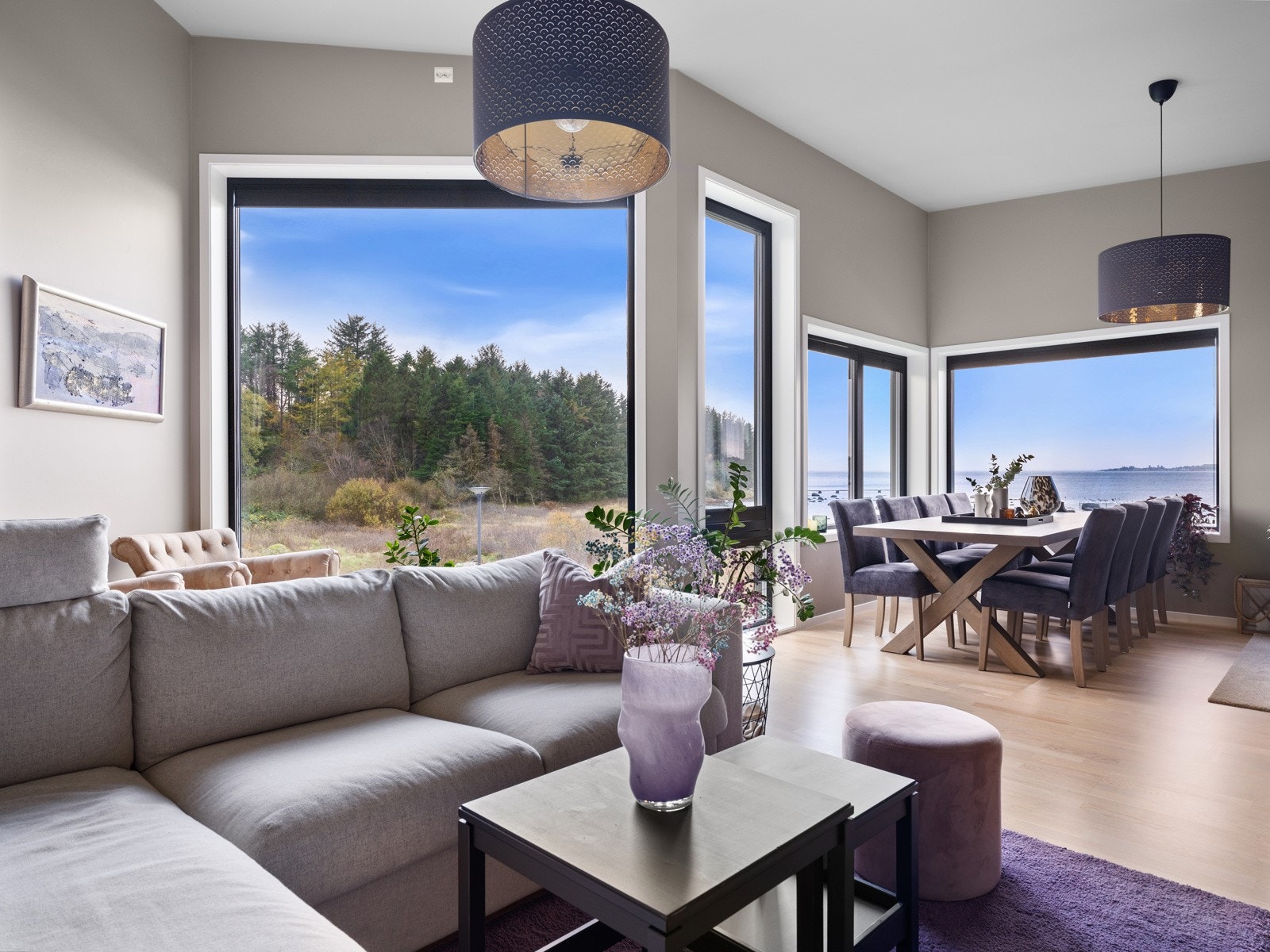 Et lekkert enderekkehus med store vindusflater Galleribilde