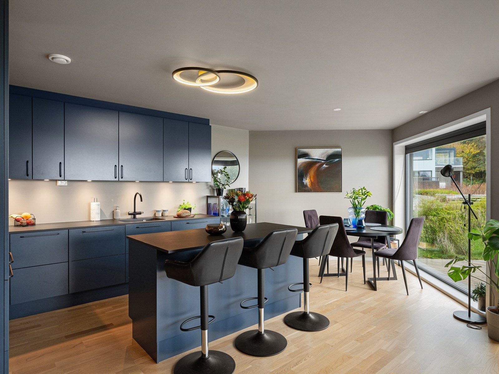 Kjøkkenøy med spiseplass Galleribilde