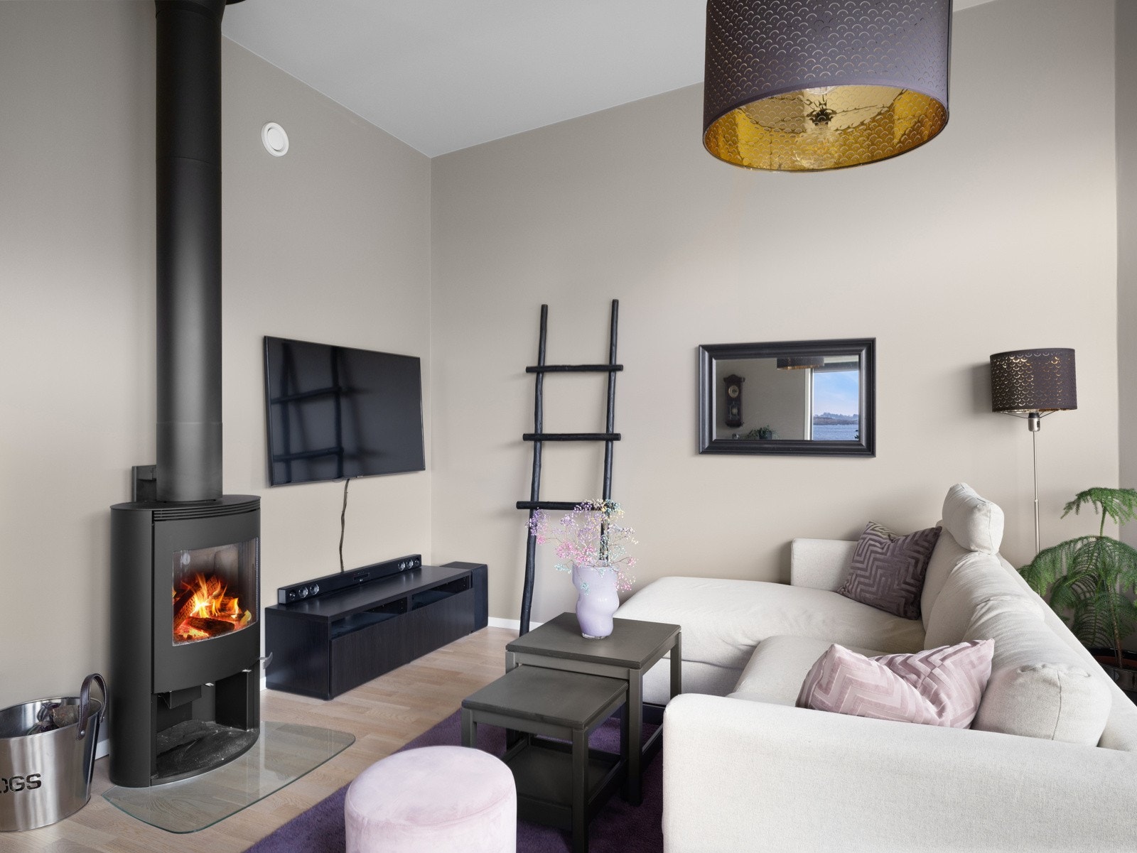 Vedovn i stuen varmer godt på kalde høst- og vinterdager Galleribilde