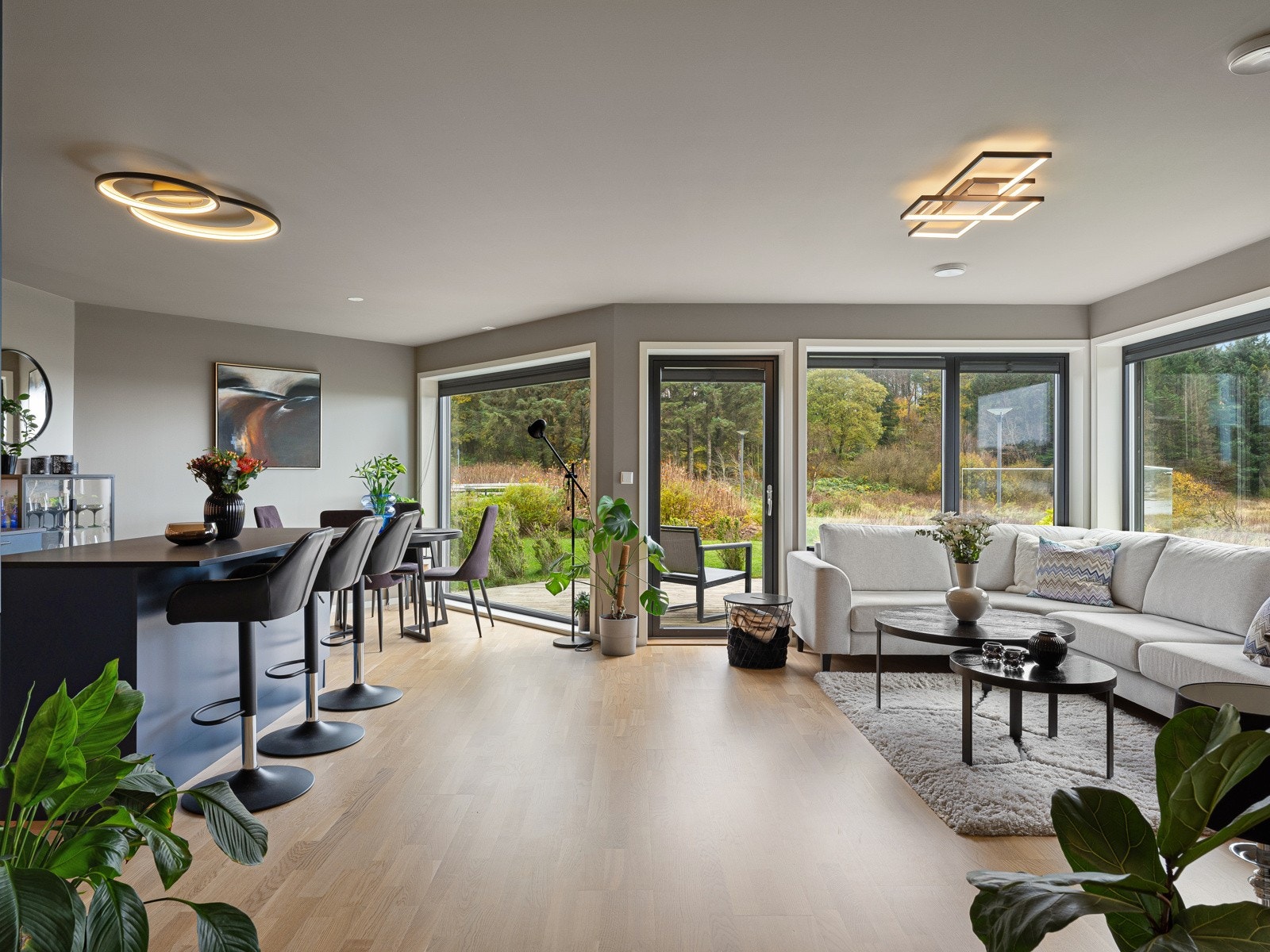 Stuen i 1. etasje er romslig og har store vindusflater Galleribilde