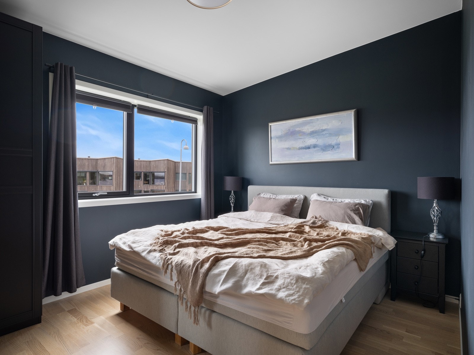 Hovedsoverom i god størrelse med morgensol Galleribilde