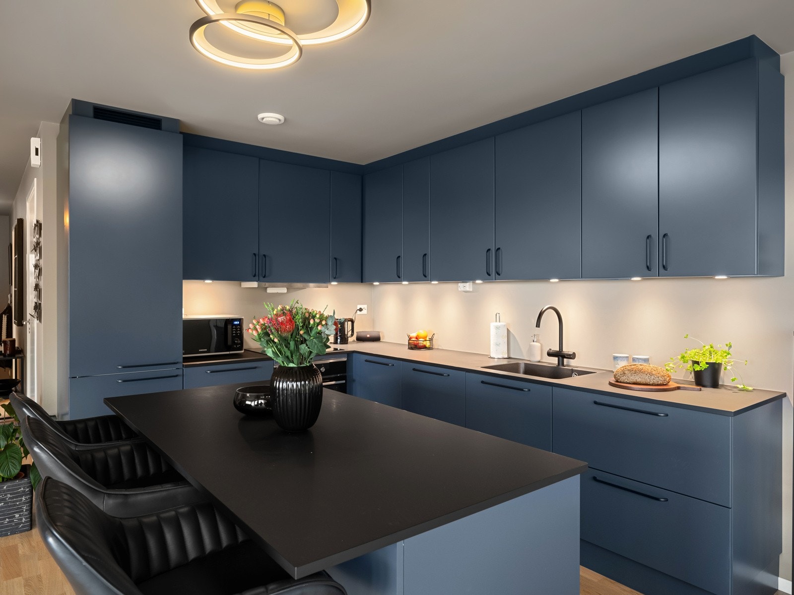 God belysning og godt med skap- og benkeplass Galleribilde