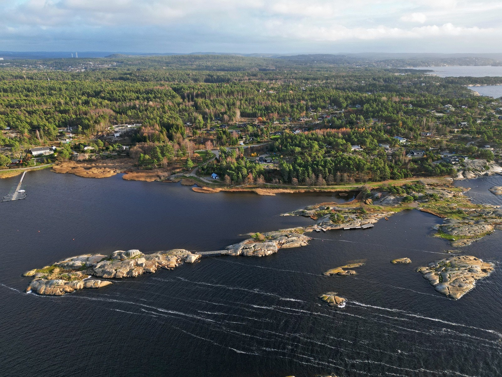 Grimsøya er et meget populært hytteområde, og Dusa har flotte svaberg og små strender. Galleribilde
