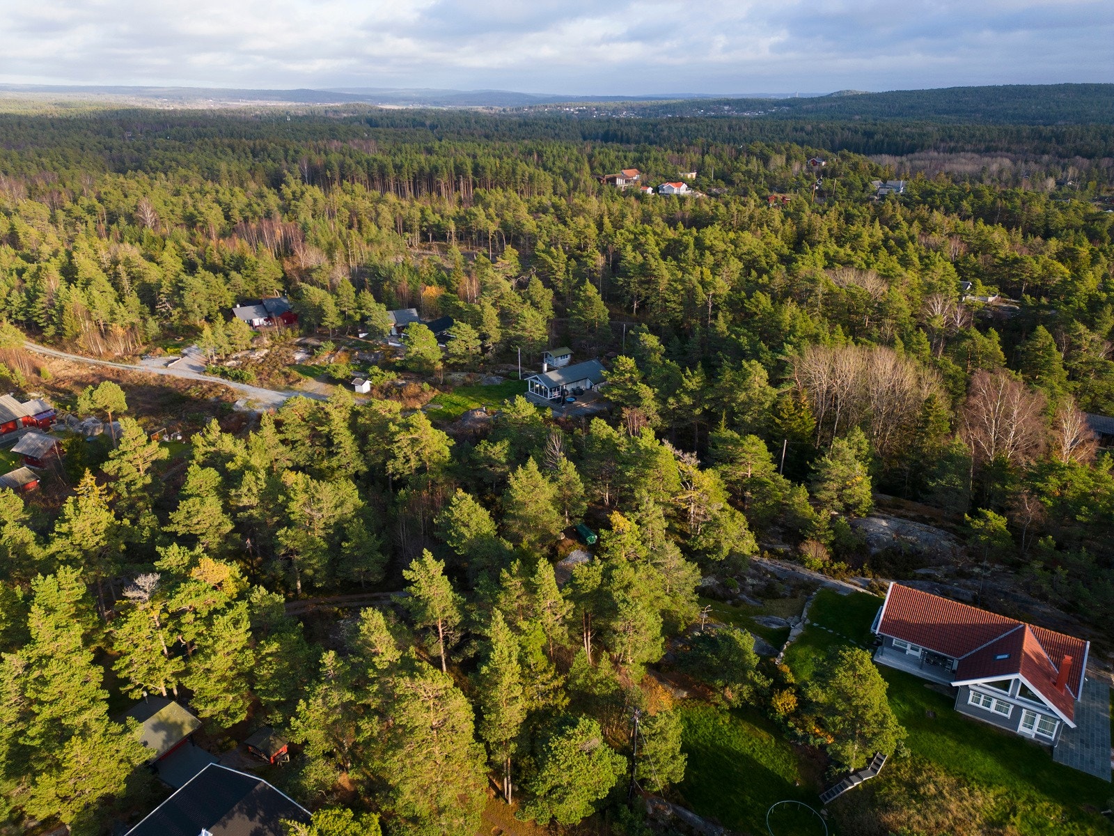 Tomten ligger i underkant av 100 meter fra Mørkedalsveien, og det er tilgang til offentlig vann og avløp i området. Galleribilde