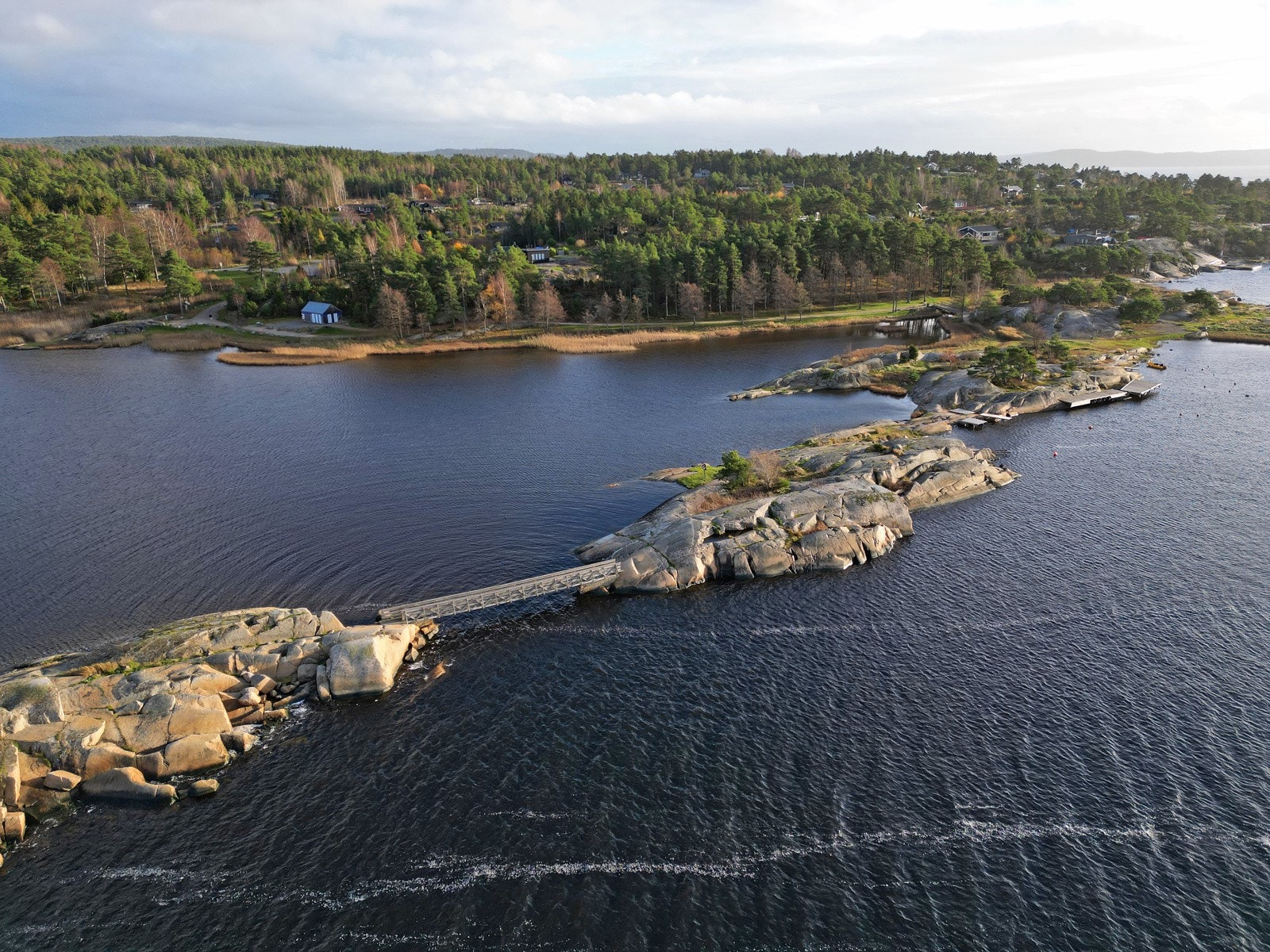Med båt ligger Skjebergkilen, Hvaler og Svenskekysten klar for å utforskes. Galleribilde