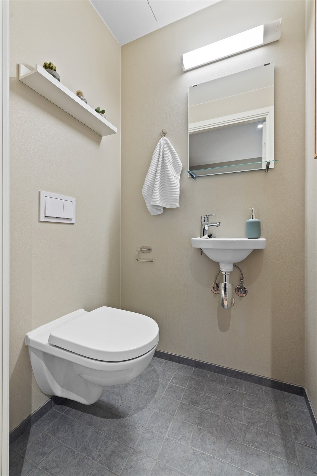 Praktisk toalettrom ved entréen Galleribilde