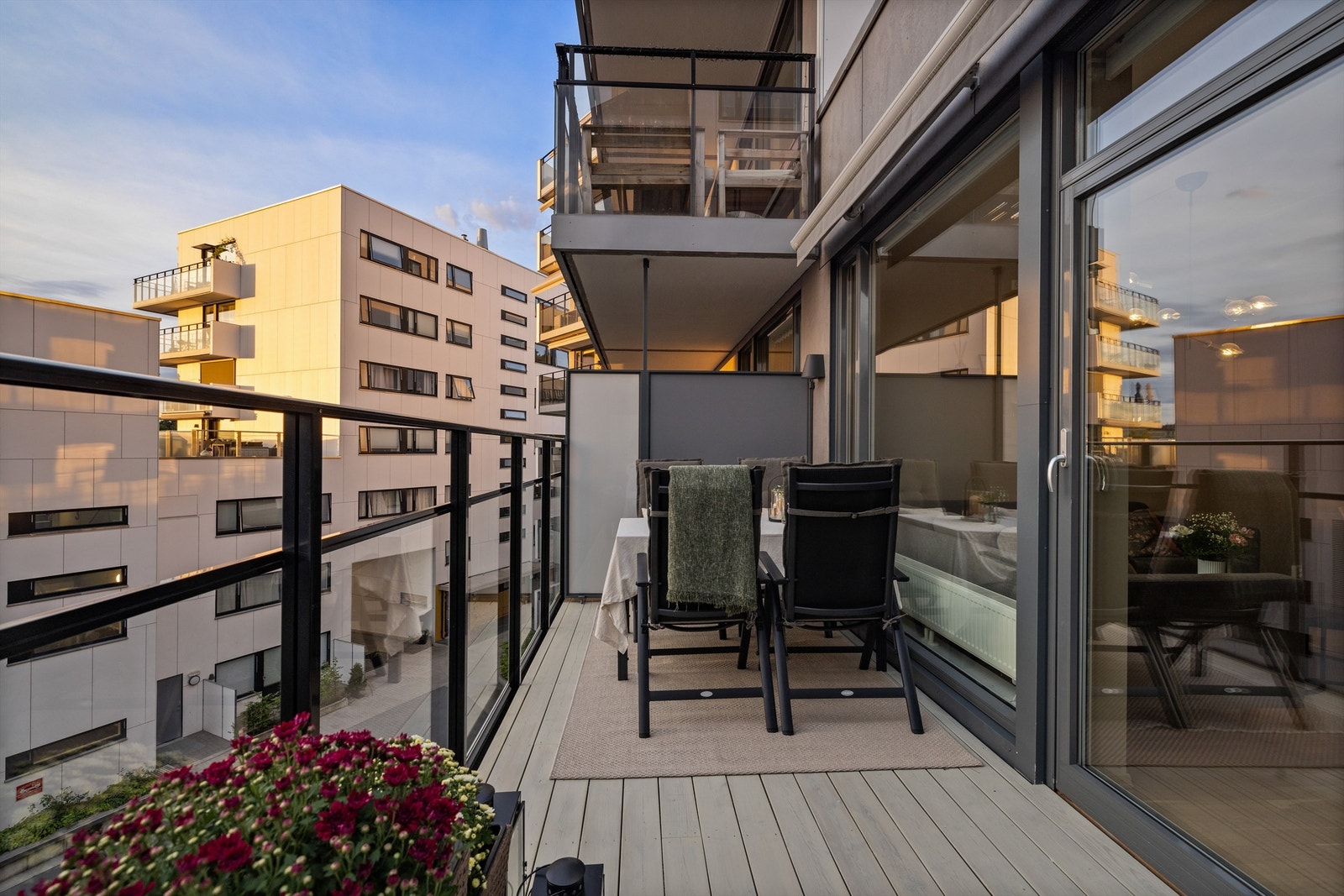 Balkongen er 10 kvm og har god plass for utemøbler Galleribilde