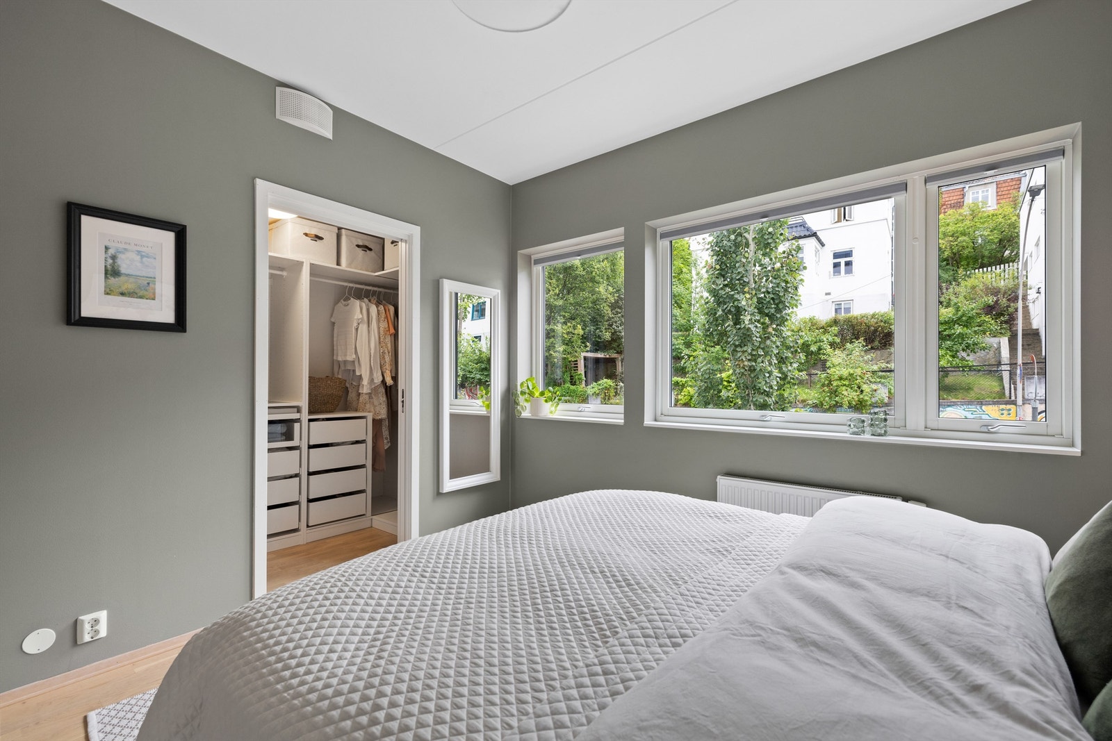 I tilknytning til hovedsoverommet finner du en praktisk bod med skyvedør som i dag benyttes som walk-in garderobe Galleribilde