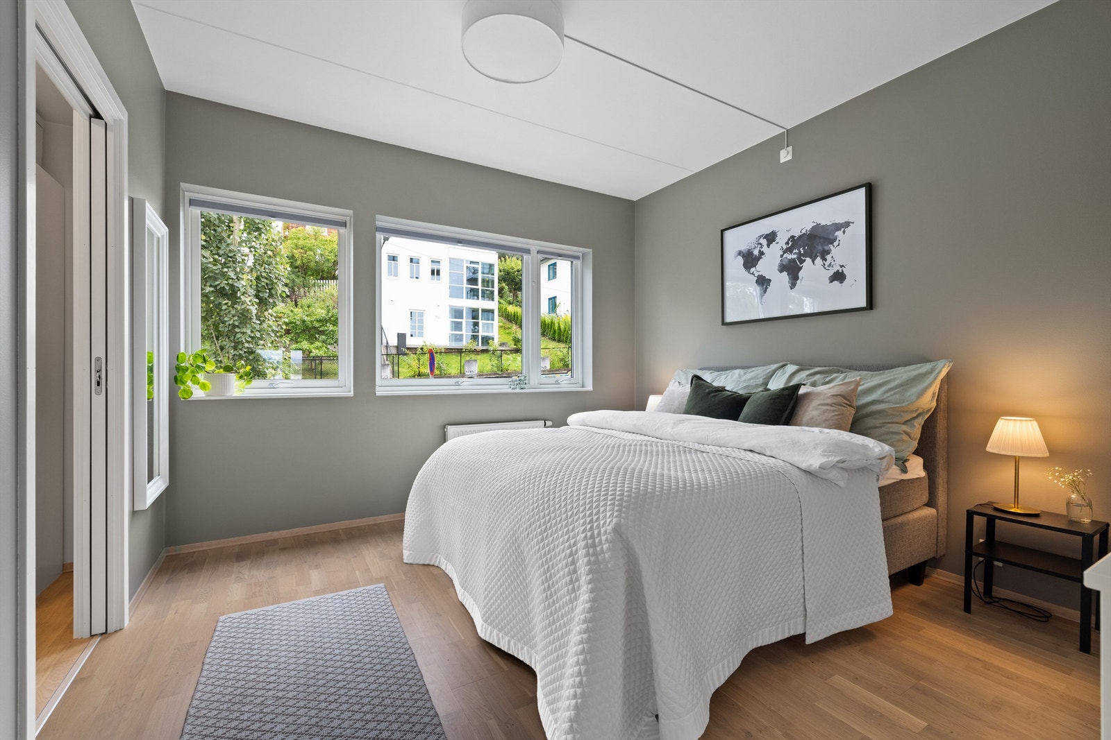 Leiligheten har et romslig hovedsoverom hvor det er god plass til dobbeltseng, nattbord, garderobe mm. Galleribilde