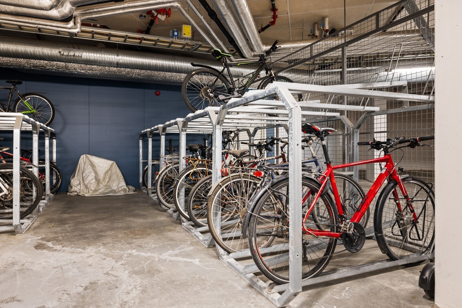 I tillegg disponerer leiligheten en romslig kjellerbod på ca. 7 kvm, samt felles sykkelrom Galleribilde