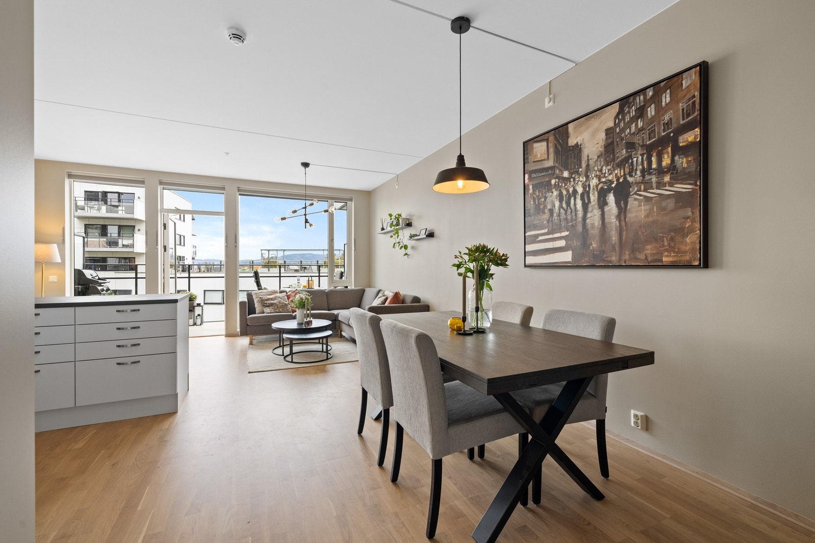 Leiligheten har en lys og romslig stue med meget arealeffektiv planløsning Galleribilde