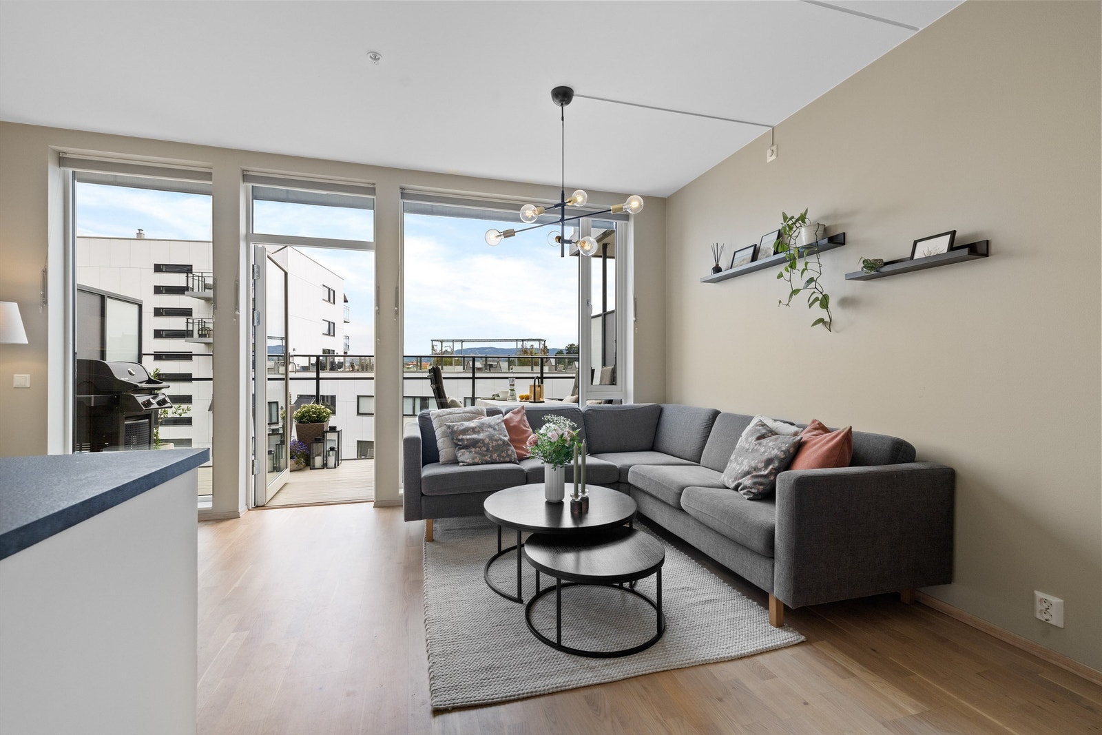 Stuen har god takhøyde og store vindusflater som slipper rikelig med dagslys inn Galleribilde