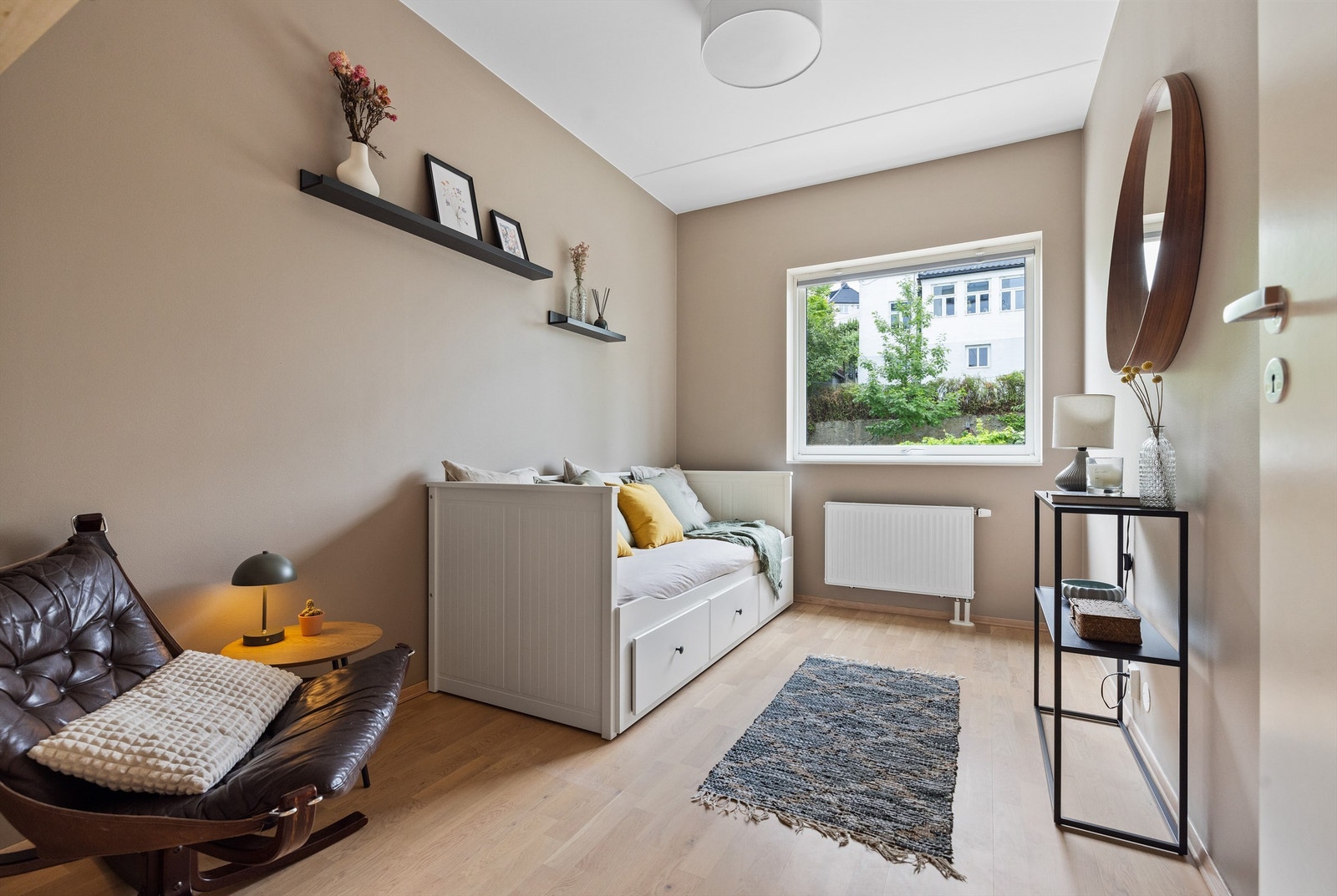 Soverom 3 er på ca. 9 kvm. Begge de mindre soverommene ligger godt skjermet fra stuen Galleribilde