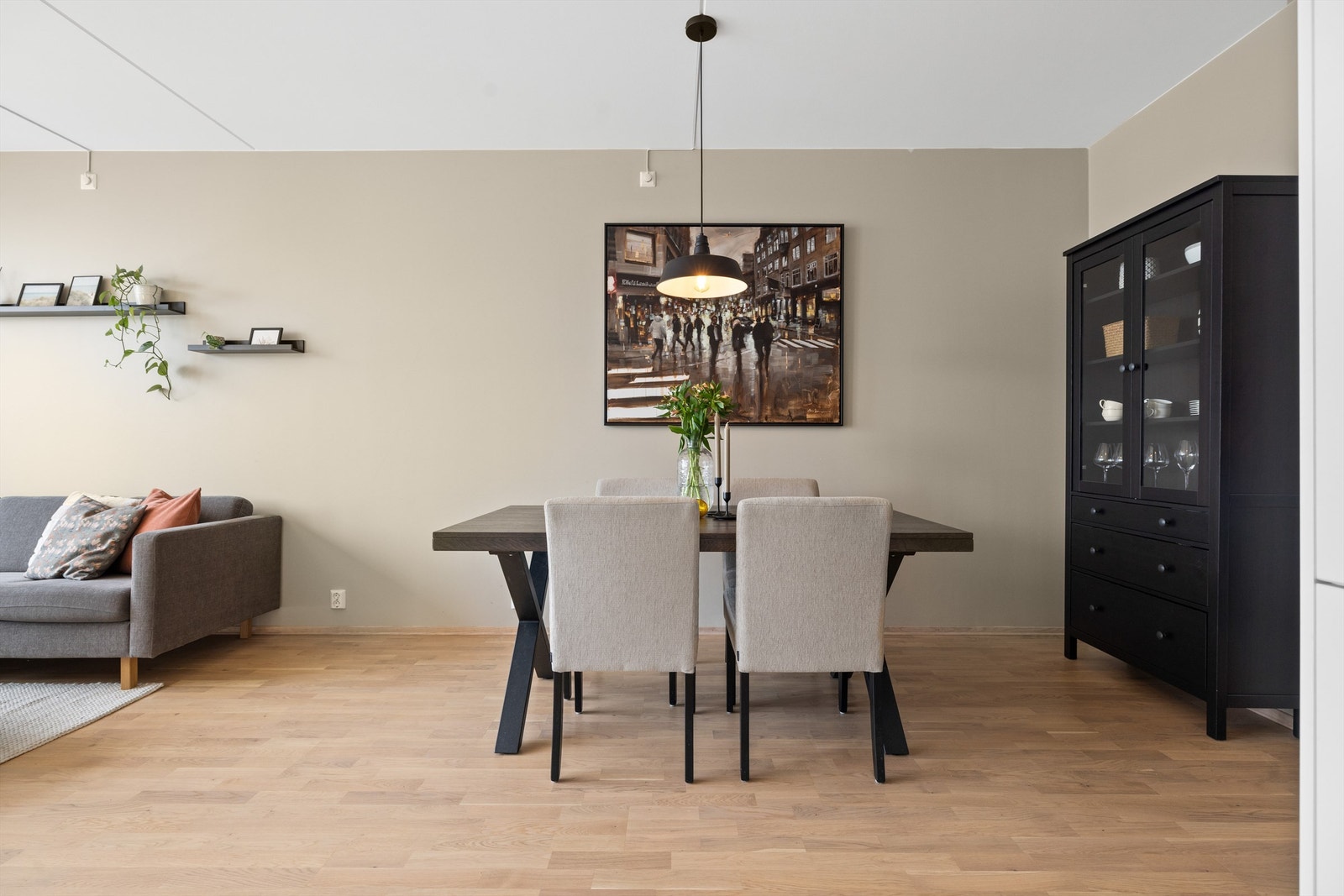 Det er god plass til både spisebord, sofagruppe, samt annet ønsket møblement Galleribilde