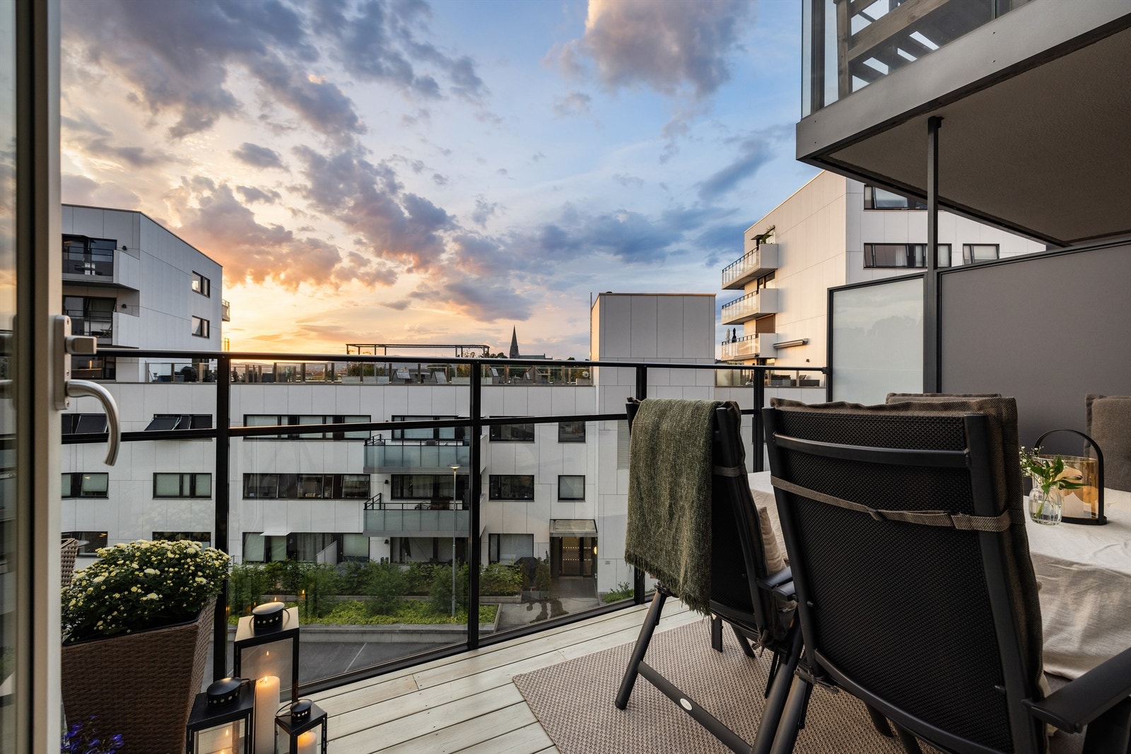 Leiligheten holder en god standard med store vindusflater og flott utsikt Galleribilde