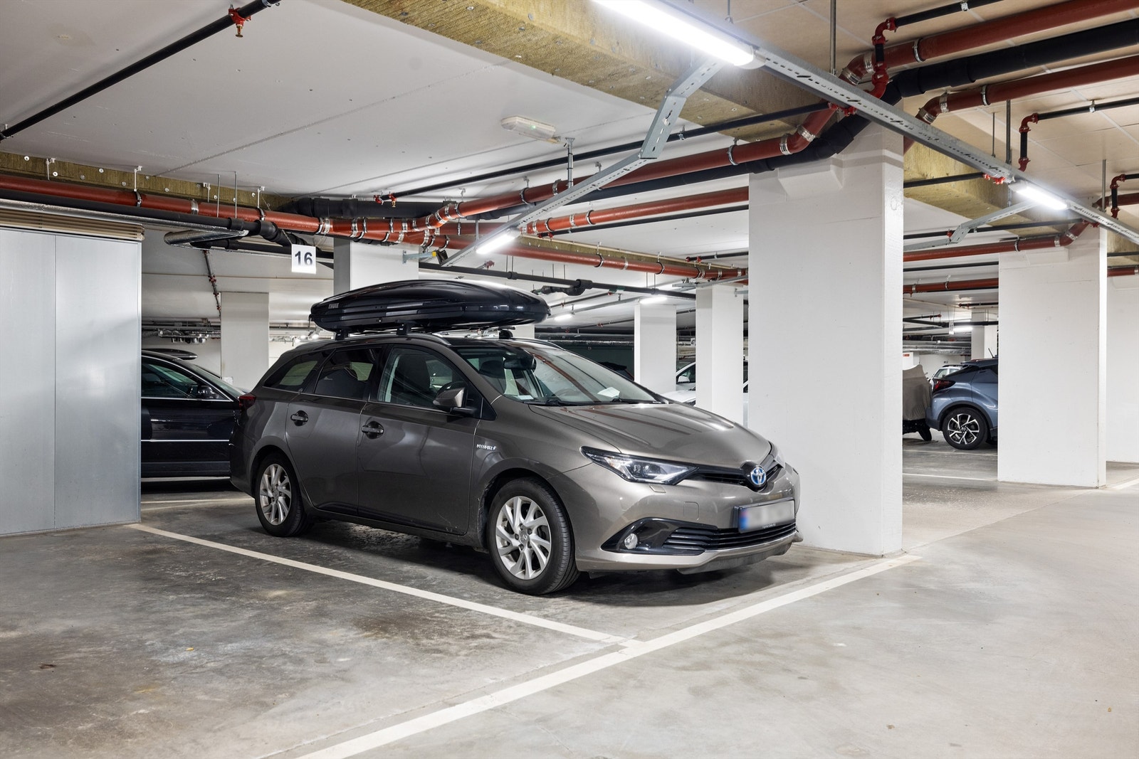 Boligen disponerer garasjeplass nr. 16 i felles garasjeanlegg med opplegg for el-bil lader Galleribilde