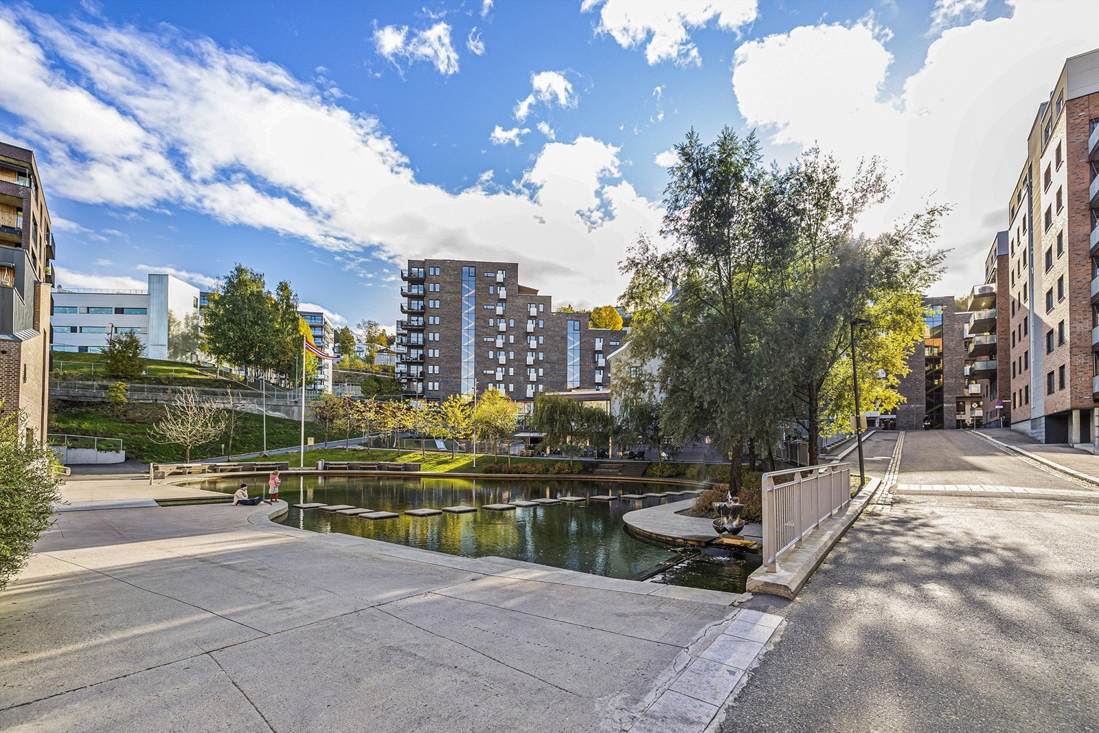 Vannspeilet i Kvænerbyen er en populær bade- og møteplass Galleribilde