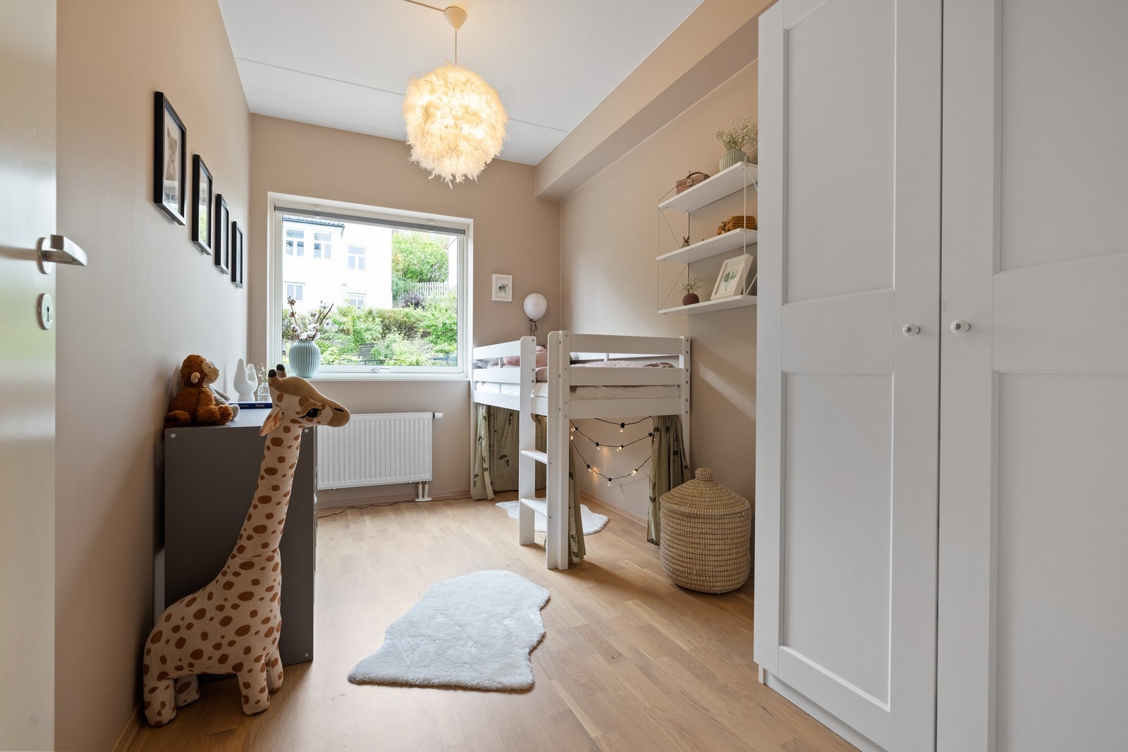 Soverom 2 er på ca. 8 kvm og egner seg godt som et barnerom/gjesterom eller kontor Galleribilde