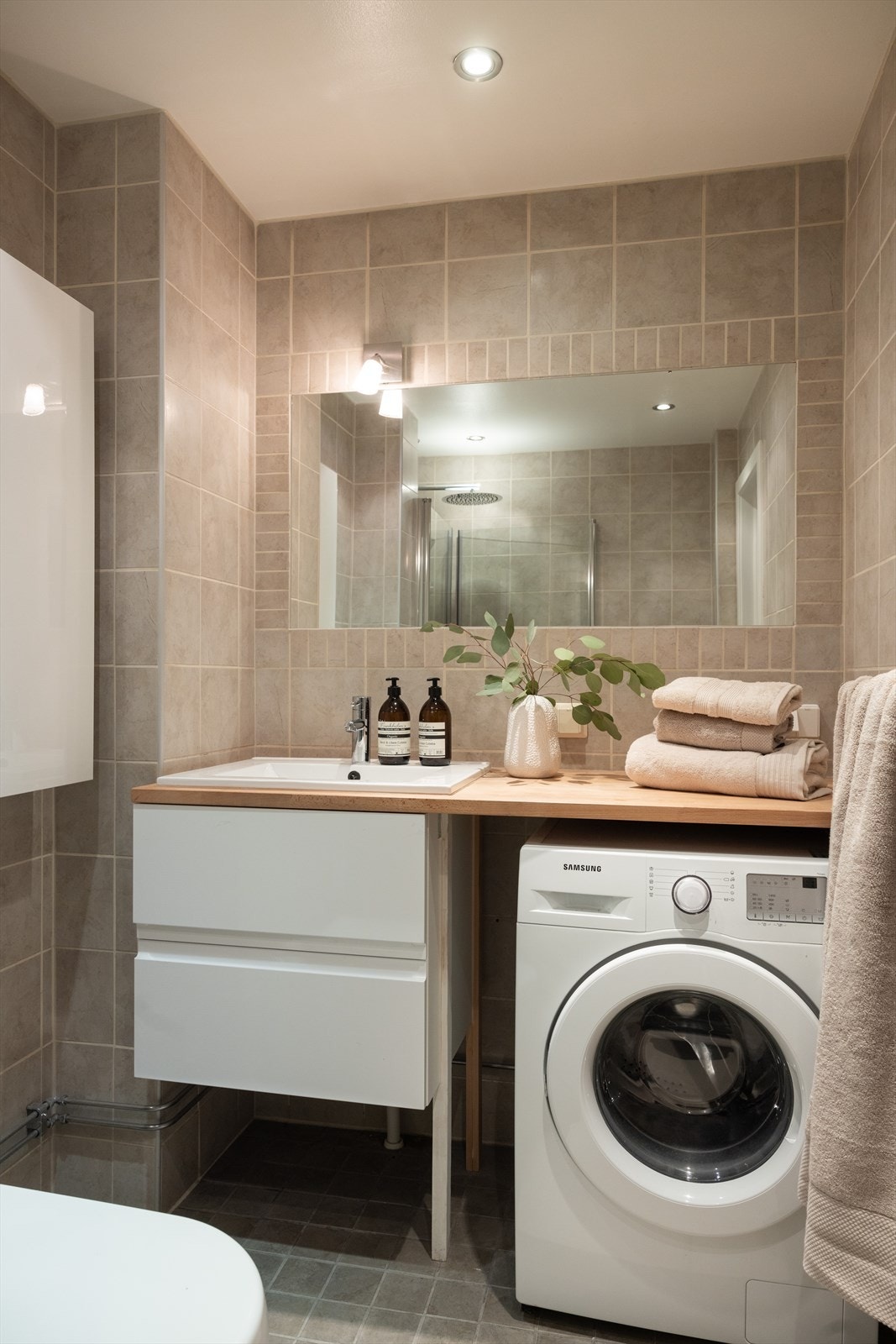 - Innredet med vegghengt klosett, servant nedfelt i innredning og dusjhjørne med svingbare glassdører. Opplegg for vaskemaskin. Naturlig ventilasjon via lufteventil i himling - Galleribilde