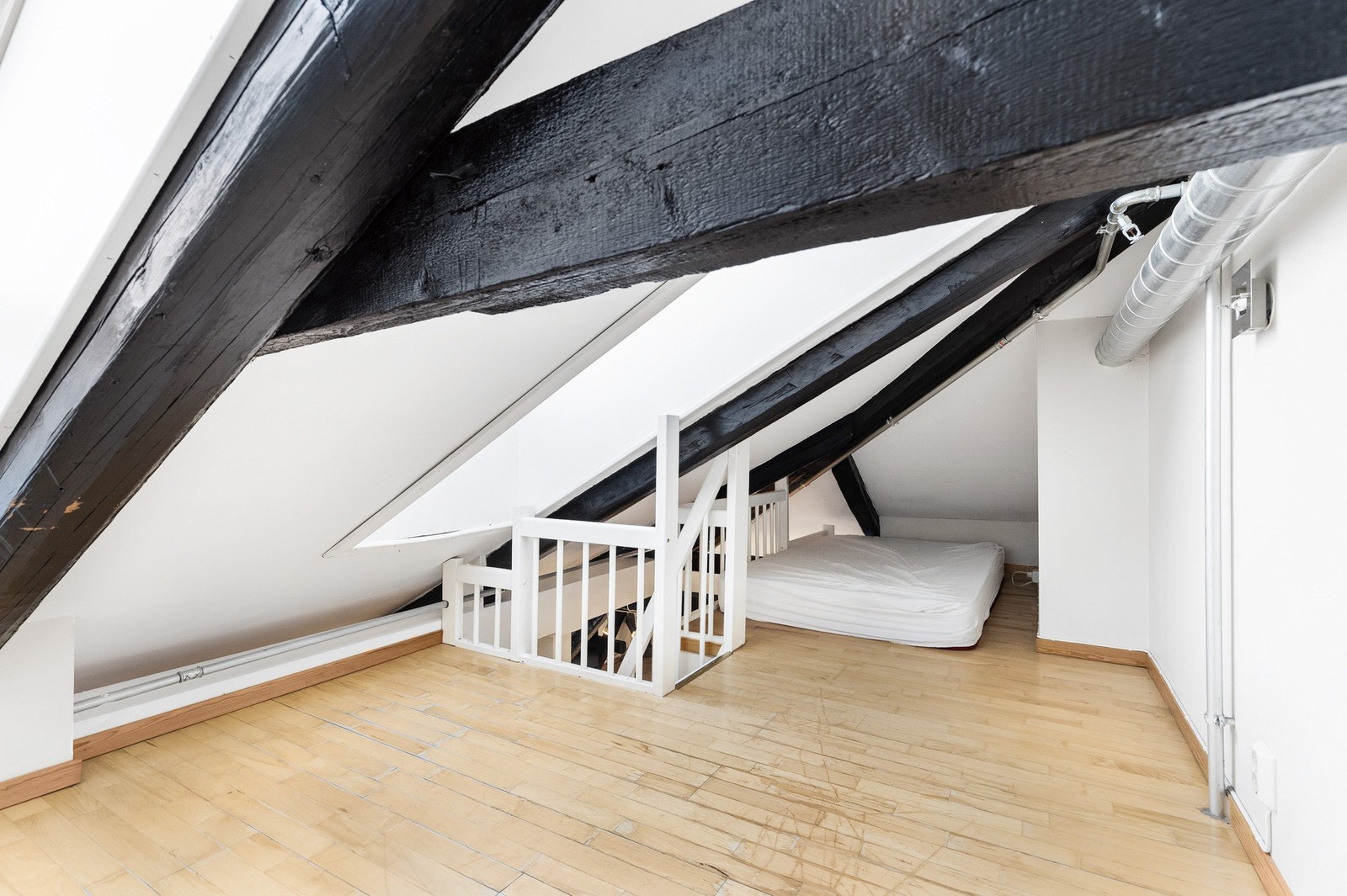 Over kjøkkenet er det en praktisk hems på ca. 9 kvm (ALH) Galleribilde