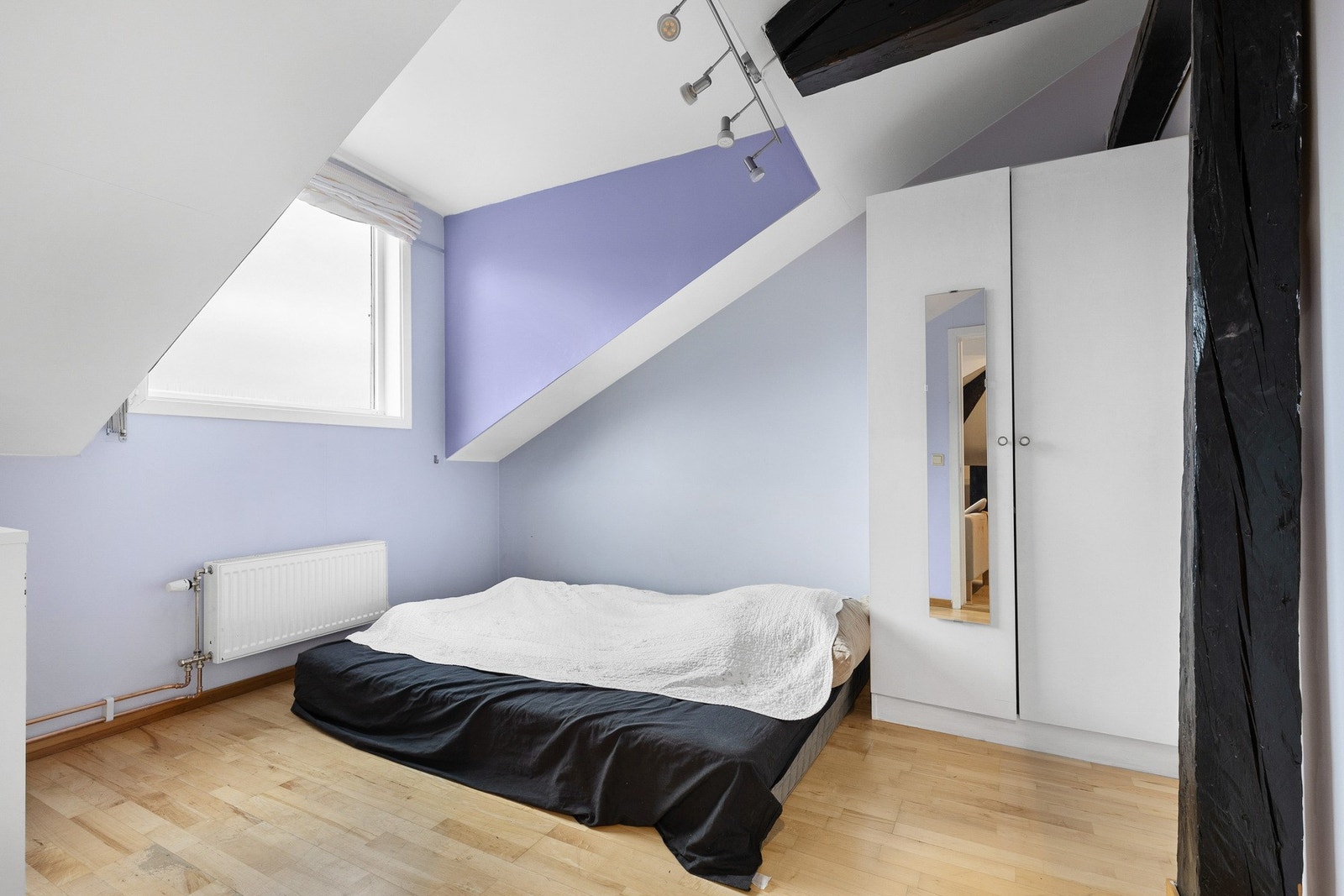 Soverom med parkett på gulv, malte plater på vegger og i himling Galleribilde