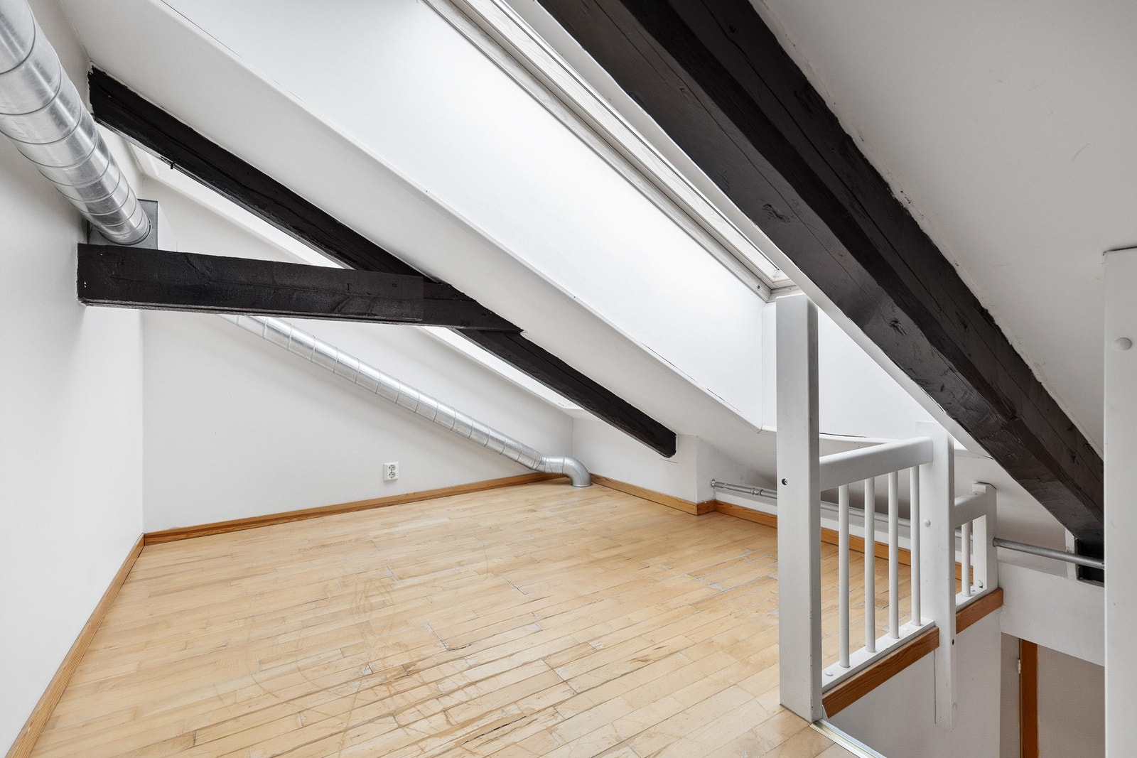 Hemsen har flere takvinduer som slipper inn rikelig med naturlig lys Galleribilde