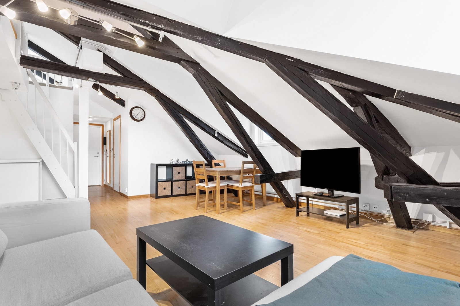 De røffe detaljene og sortbeisede takbjelkene gir leiligheten er rustikt preg Galleribilde
