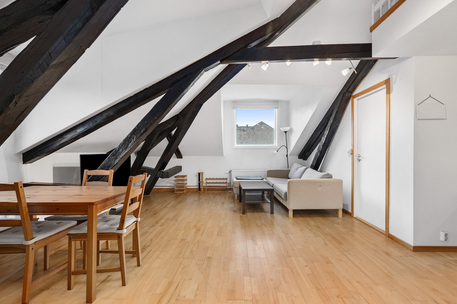 Dette er en spennende 2-roms hjørneleilighet med svært sentral beliggenhet på Strømsø og gangavstand til alt en trenger i hverdagen Galleribilde