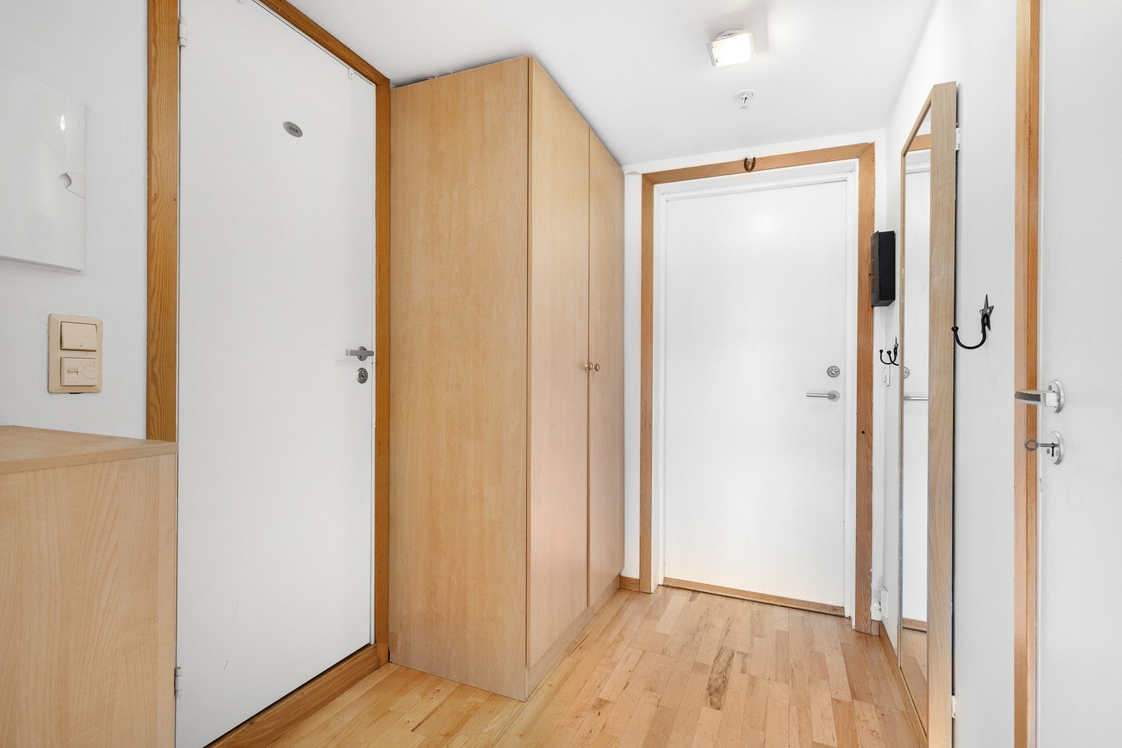 Entré/gang med fin plass til garderobeskap for oppbevaring av yttertøy og sko Galleribilde