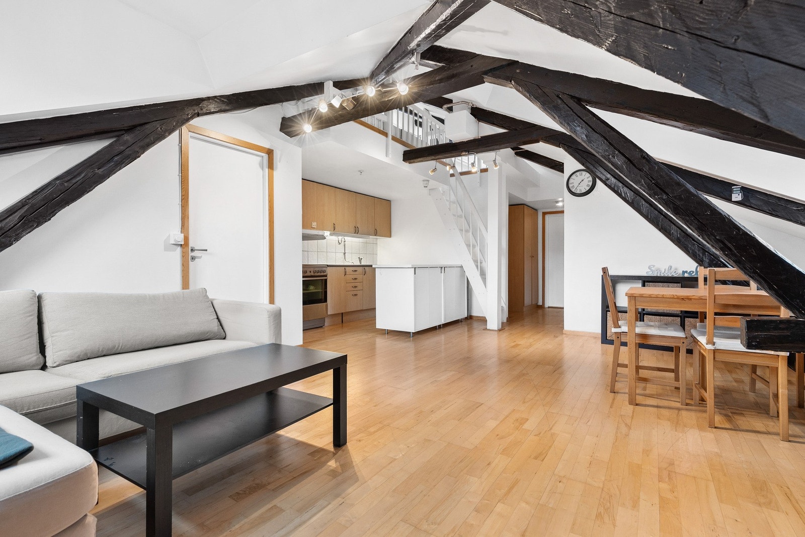 Den åpne planløsningen gir god plass til både spisebord og sofa Galleribilde