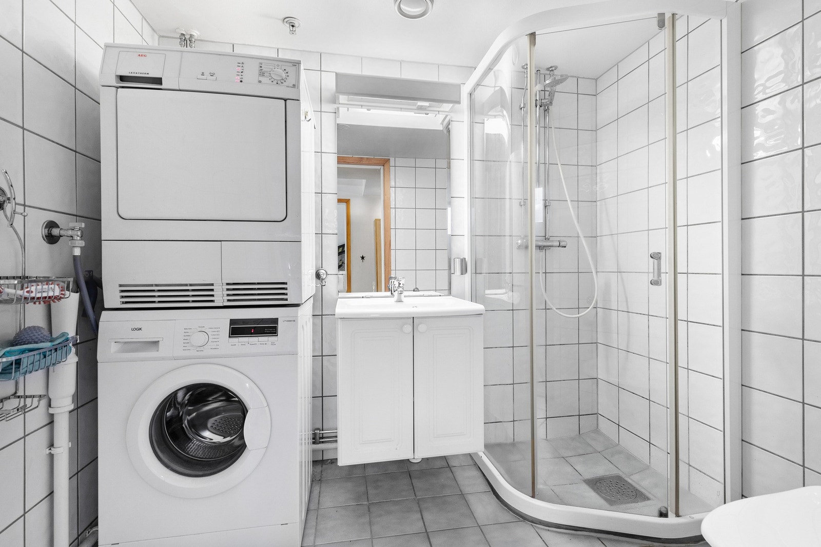 Helfliset bad med gulvvarme og mekanisk avtrekk med ventil i himling Galleribilde