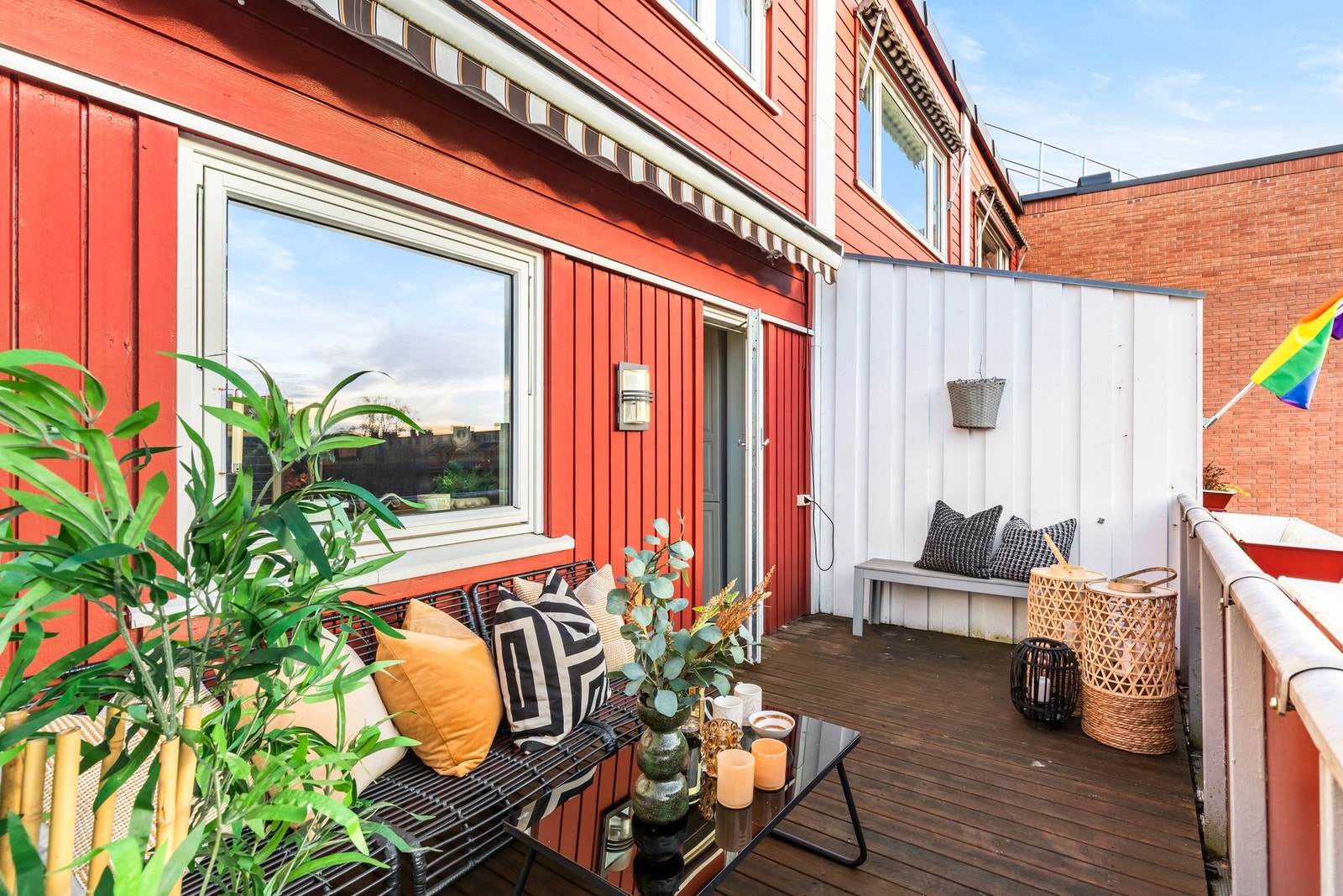 Plassen måler ca. 8 kvm så her er det god plass til utemøblement og grill. Usjenerte og rolige omgivelser. Galleribilde