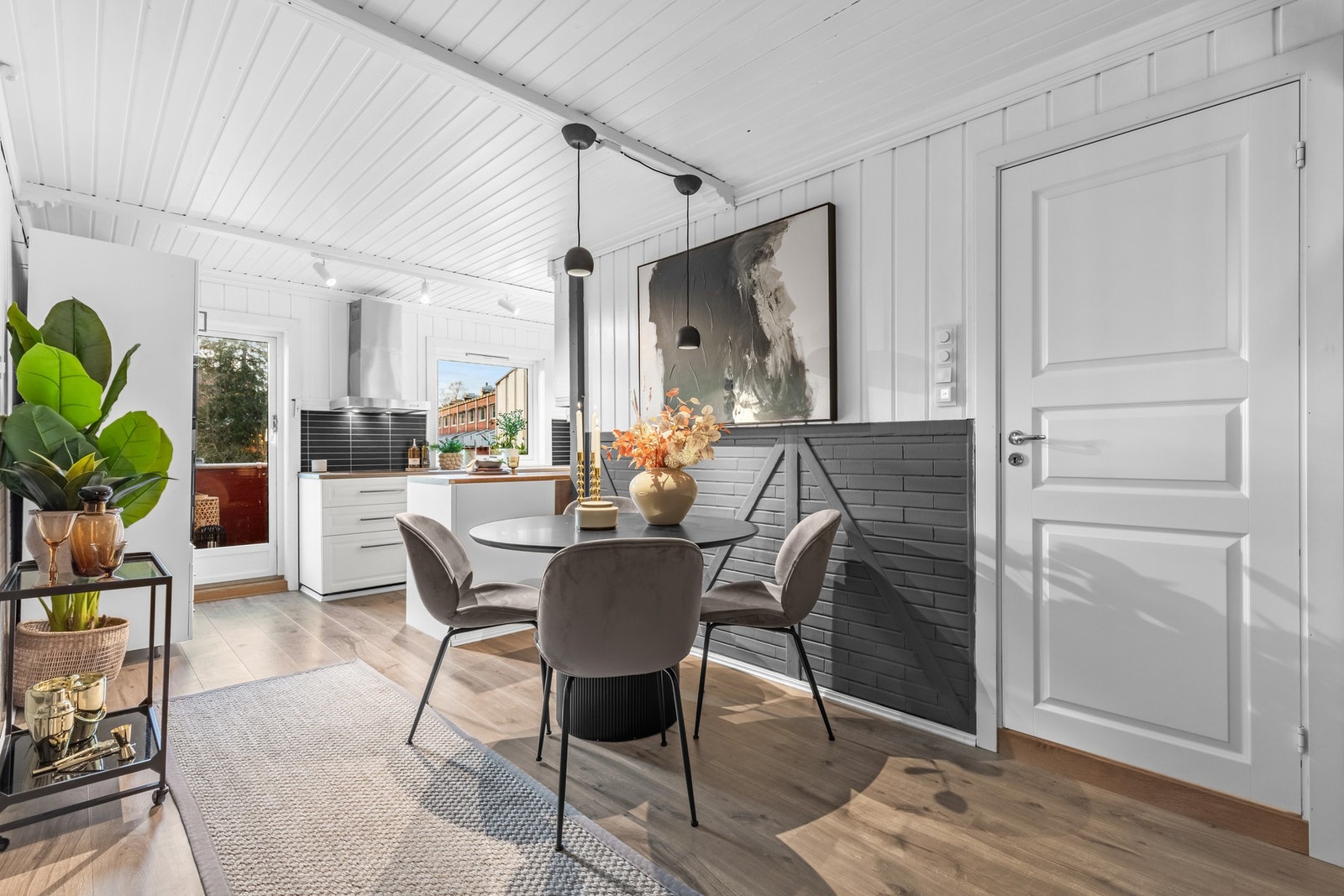 Nede i boligens 1. etasje er det innredet til egen spiseplass i tilknytning til kjøkkenet. Galleribilde