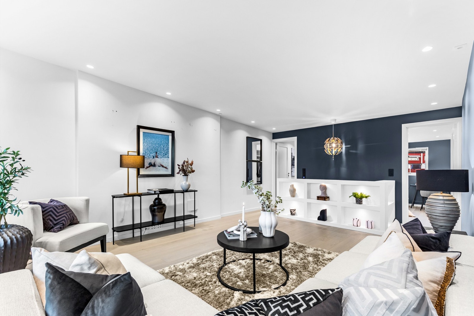 Det er god plass til romslige sofa- og medieløsninger samt eget spisebord. Det er godt med lysinnslipp gjennom store vindusflater. Galleribilde