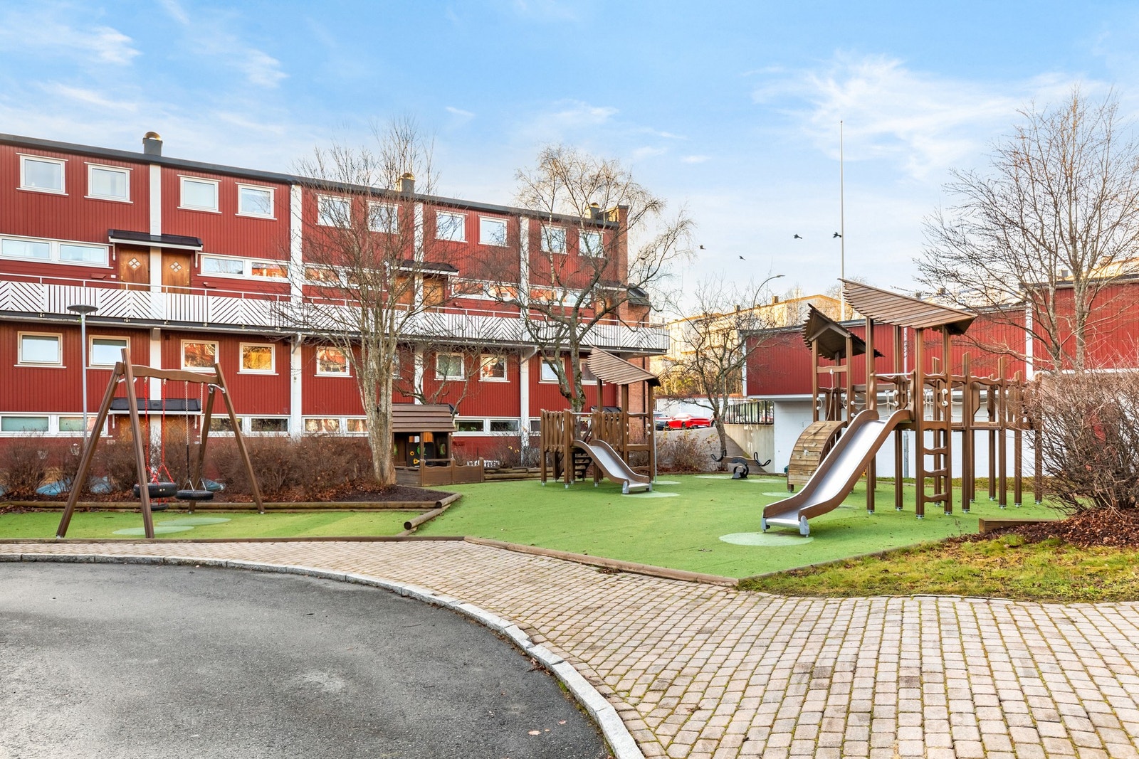 Her er det pent opparbeidet med grøntarealer, lekeplass, sittegrupper m.m. Galleribilde