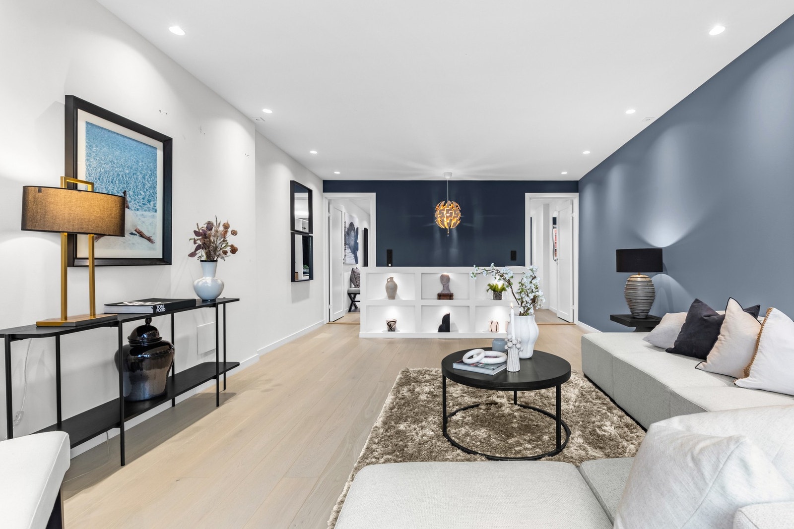 Rekkverket ved trappen har innfelt belysning i en kreativ oppbevaringsløsning. Galleribilde