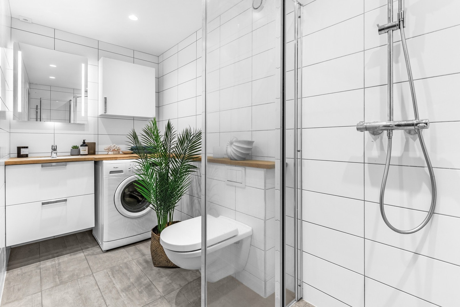 Badet ble modernisert i 2017/2018 og har lyse, nøytrale fliser på gulv og vegg samt gulvvarme. Galleribilde