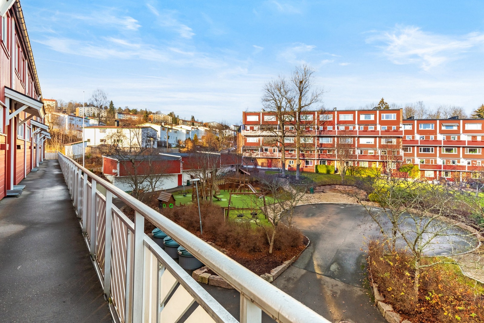 Leiligheten har adkomst fra felles svalgang med utsikt over borettslagets indre gård. Galleribilde