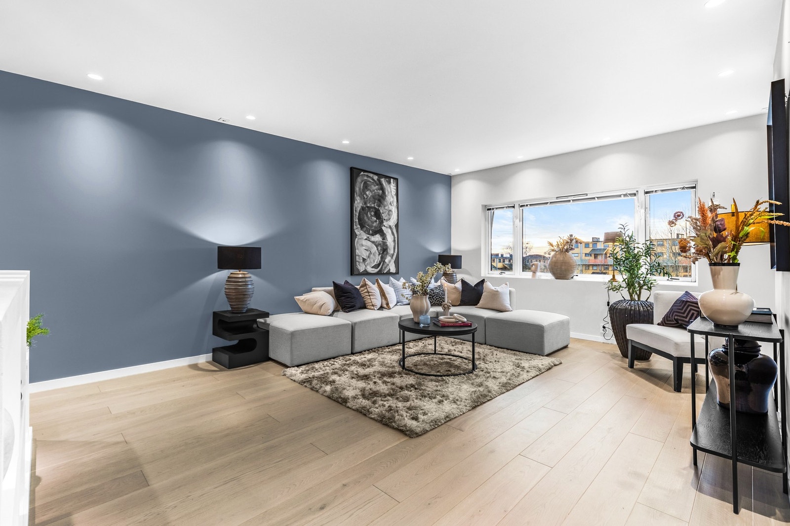 Innvendig har boligen en god standard og fremstår som innflytningsklar. Galleribilde