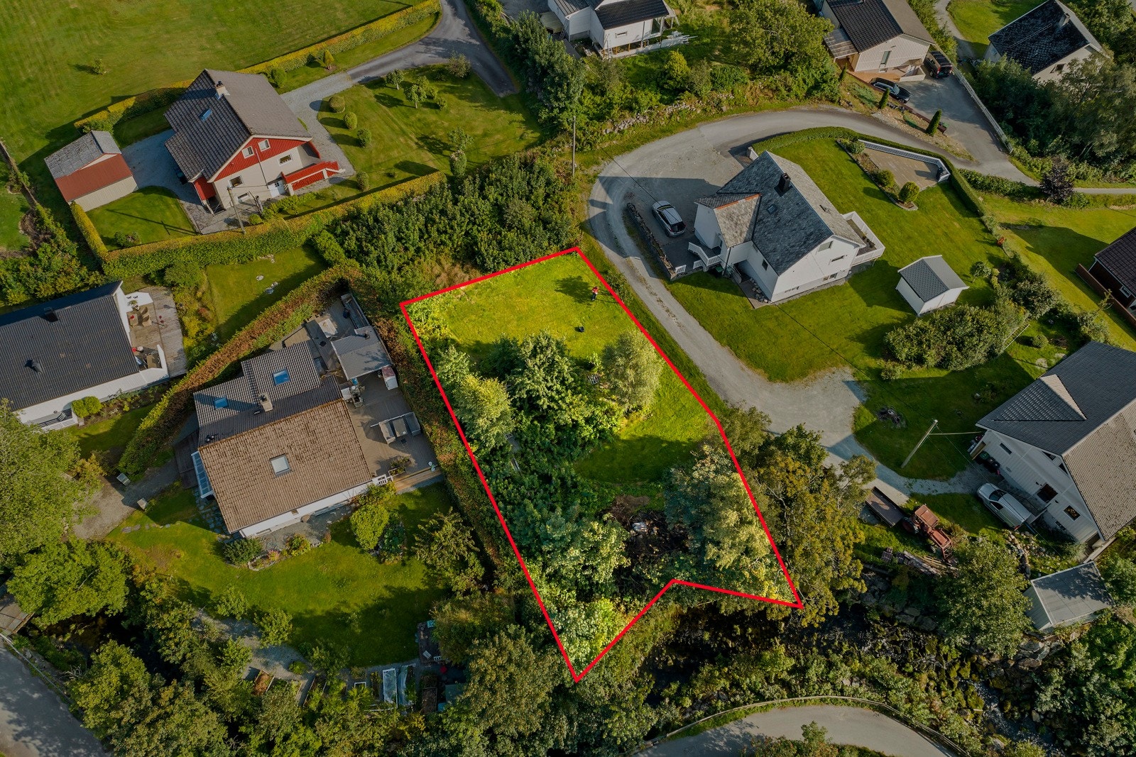 Skisserte tomtegrenser - OBS! Ikke nøyaktige grenser på bilde. Se kart vedlagt salgsprospekt. Galleribilde