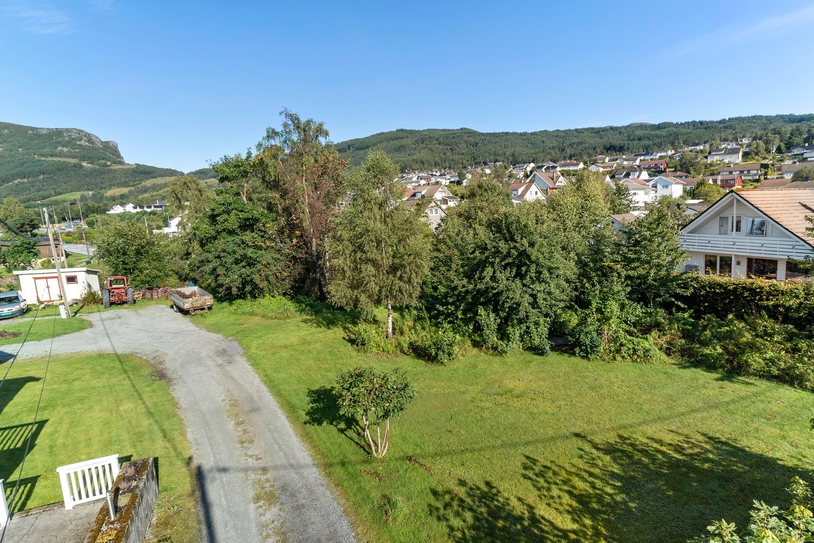 Tomten grenser ned mot bekken Galleribilde